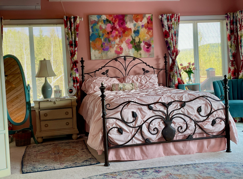 Entering the master-suite. Bed with windows to each side.