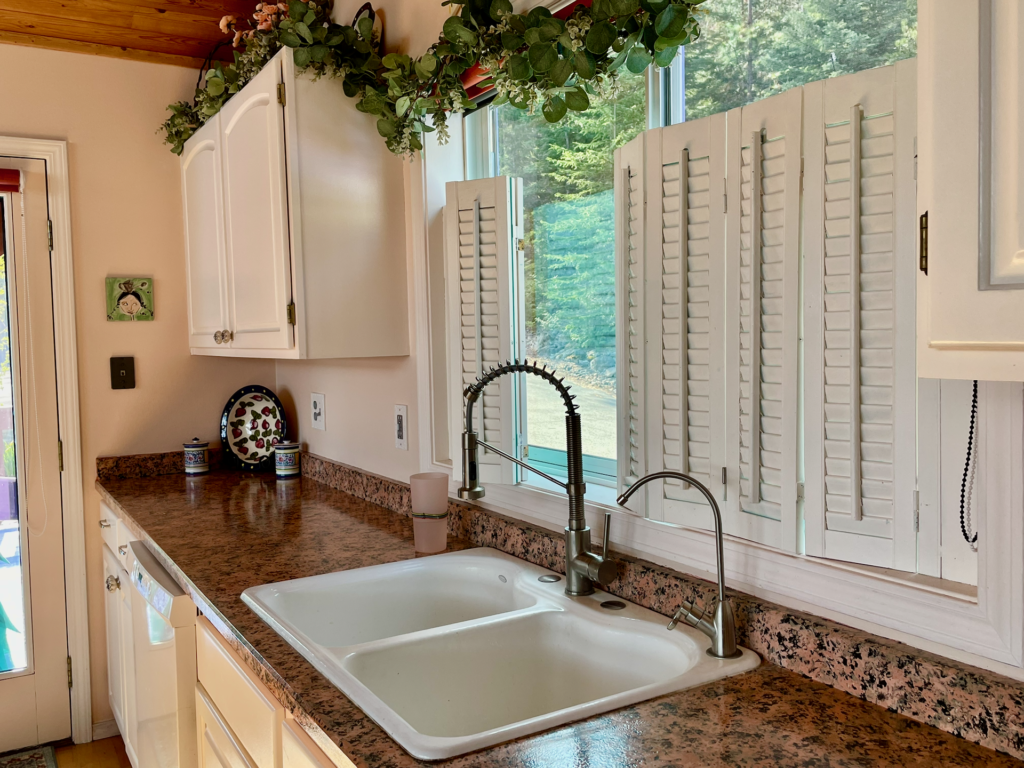 Double-deep porcelain sink. 